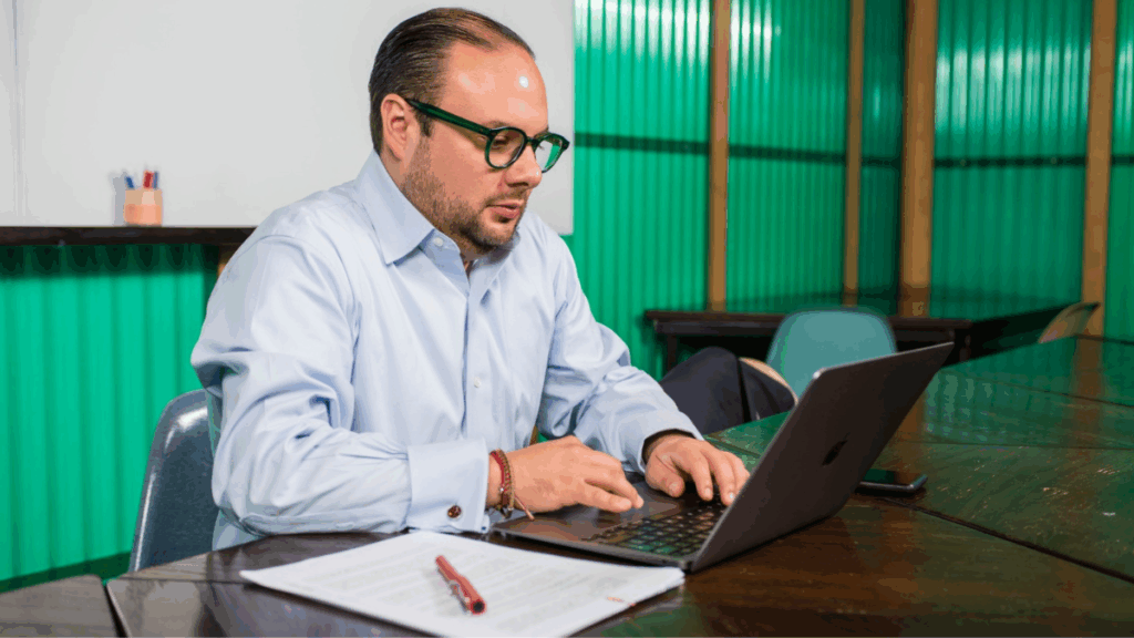 ¿Por qué están quebrando los bancos en Estados Unidos y qué tan seguro es que guardes tu dinero en un banco de México?